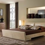 La finta finestra sopra il letto sembra originale