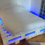letto pallet con luci blu