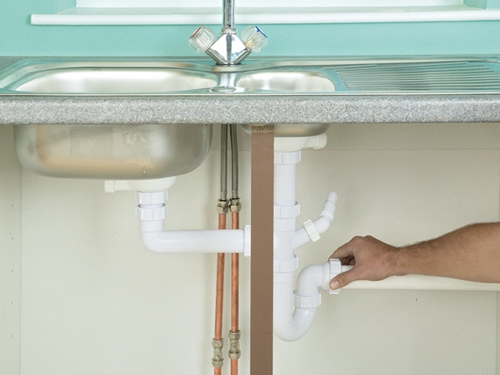 Prima di installare un lavandino, prendersi cura delle linee di servizio