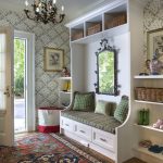 specchio all'interno del corridoio