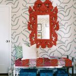 specchio con cornice rossa
