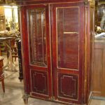 Restauro di un vecchio mobile lucidato