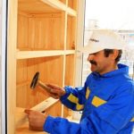 Armadio in legno sul balcone