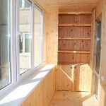Mobiletto fai da te in legno sul balcone