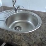Taglio e installazione di un lavello su un piano di lavoro