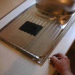 Taglio di un lavandino in un piano di lavoro