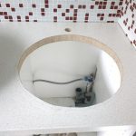 Un foro tagliato nel piano di lavoro per un lavandino