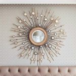 Lo specchio a forma di sole è un elemento iconico
