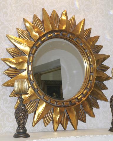 Specchio in una cornice Sole