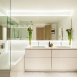 illuminazione dello specchio in un bagno luminoso