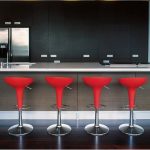 bancone da bar con sedie rosse