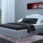 letto bianco con lenzuola nere
