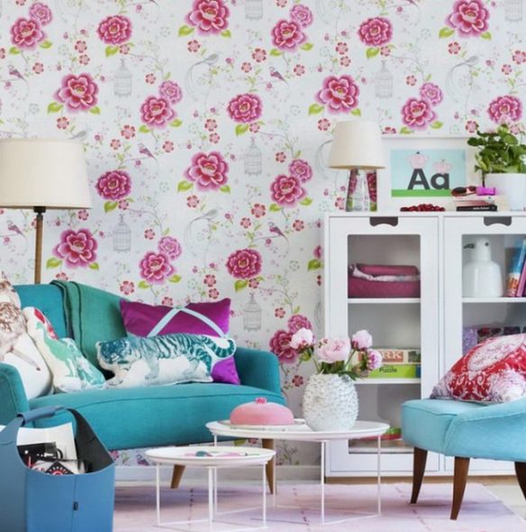 divano turchese in stanza rosa