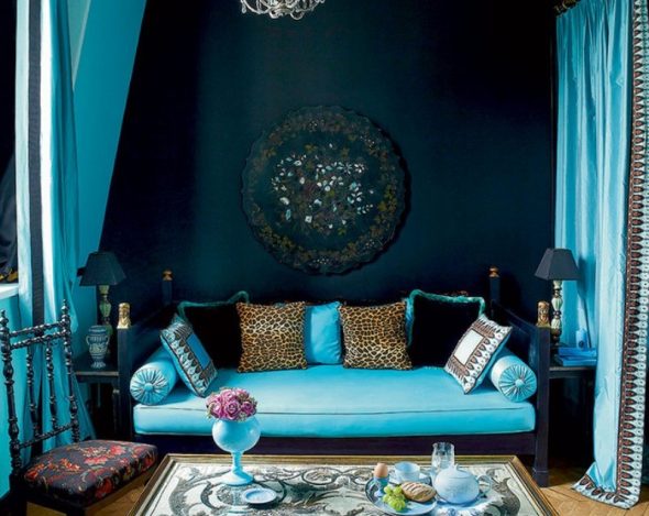 divano turchese in interni blu