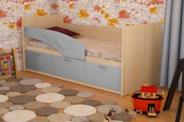 letto con immagine di delfino