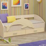 letto a forma di delfino all'interno