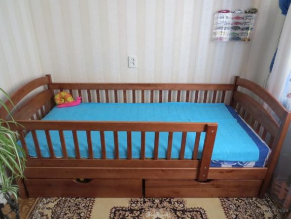 lastevoodi külgedega