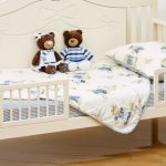 letto in legno con sponde