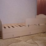 letto per bambini con sponde in legno