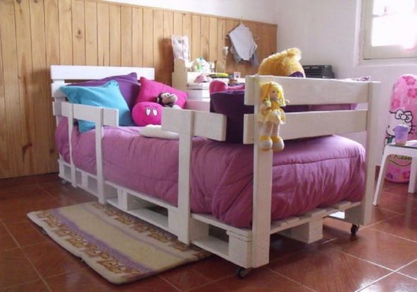letto per bambini fatto di pallet