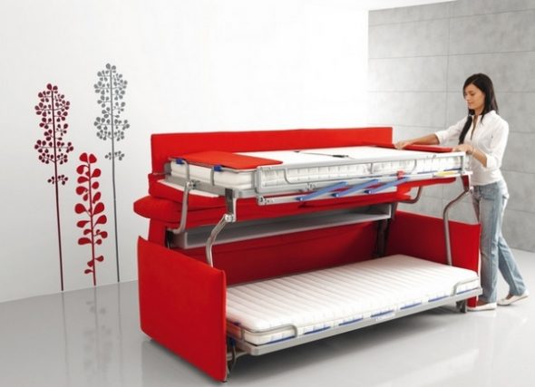divano letto trasformabile per piccolo appartamento rosso