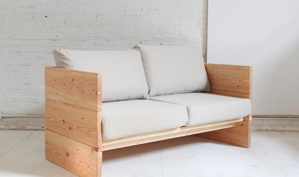 il divano è in legno naturale