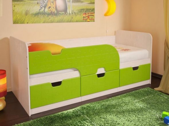letto delfino verde nella stanza dei bambini