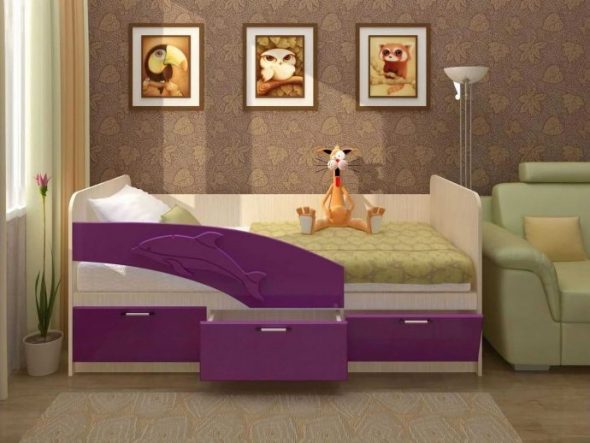 letto a forma di delfino con materasso