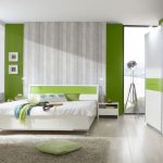camera da letto luminosa, interni bianchi e verde chiaro