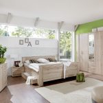 camera da letto luminosa con verde chiaro