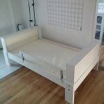 letto per bambini con sponde bianche