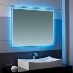 specchio con retroilluminazione in bagno
