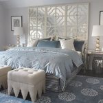 interessante il design della parete vicino al letto