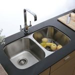 esclusivamente per un piano del tavolo di qualsiasi larghezza realizzato in qualsiasi materiale