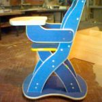 Questa sedia per bambini è realizzata con scarti di truciolato