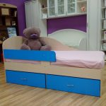 letto a forma di delfino con cassetti