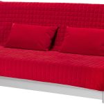 divano letto rosso nella stanza
