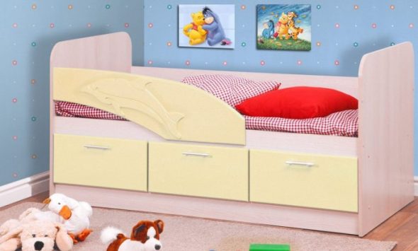 letto a forma di delfino all'interno