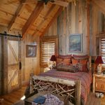 letto in legno in una casa di campagna