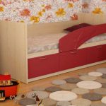 letto a forma di delfino all'interno