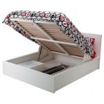 letto con meccanismo di sollevamento