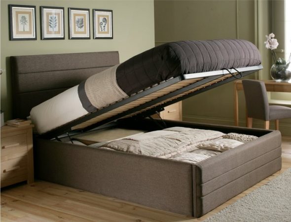 letto con meccanismo di sollevamento