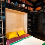 letto trasformabile in un armadio nero