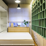 armadio da letto in una piccola stanza