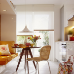 cucina con divano decorato
