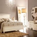 mobili leggeri in una camera da letto confortevole