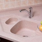 lavandino su piano di lavoro in pietra artificiale rosa