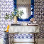 specchio con cornice blu