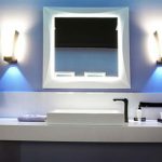 specchio con retroilluminazione in bagno