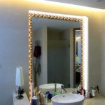 specchio con installazione retroilluminata